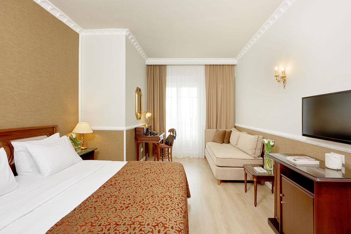 Luxurious classic room in Grand Hotel Palace Thessaloniki
